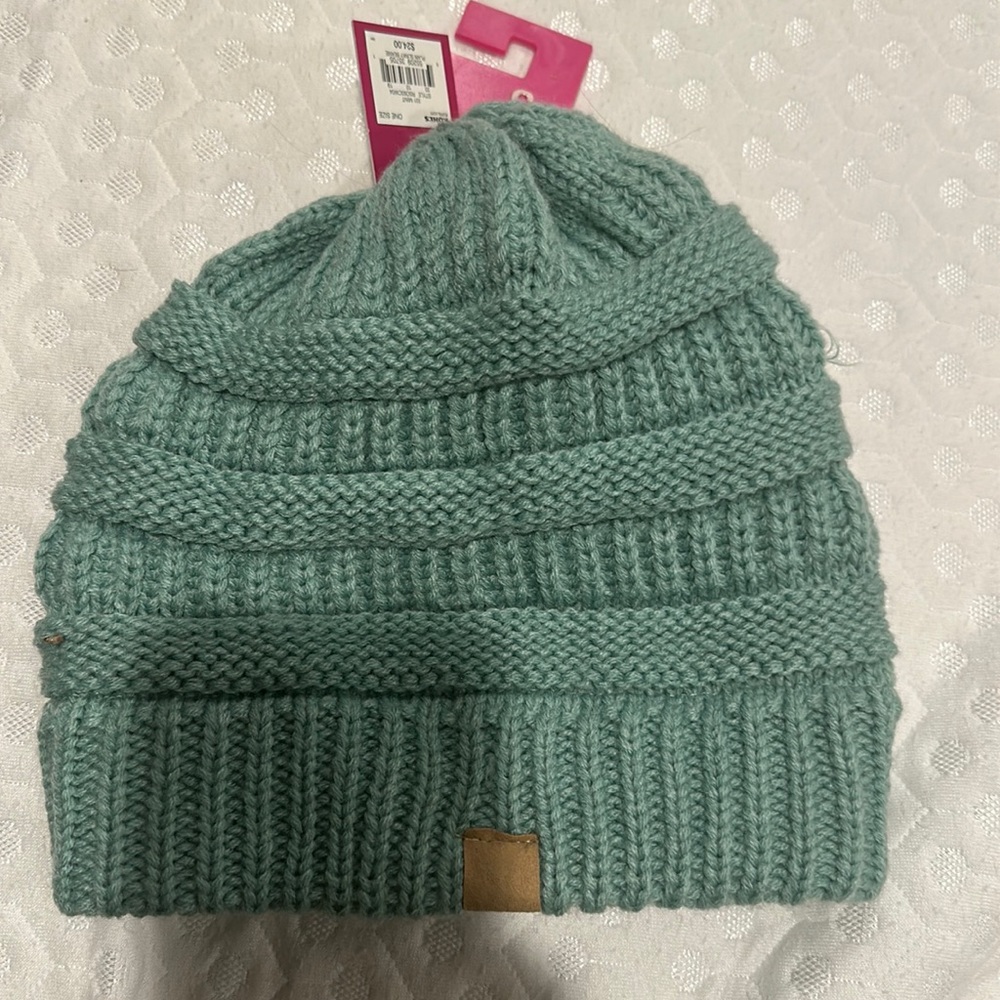 ✨ NWT ✨ Slinky Beanie - BRAND NEW